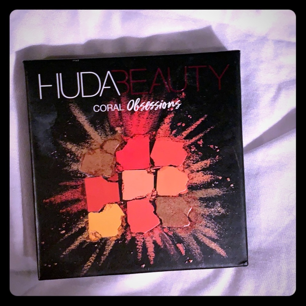 Huda Beauty Coral Obsessions eyeshadow palette